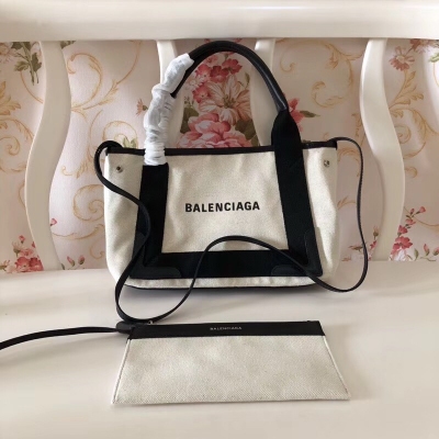 Balenciaga巴黎世家 這個夏季的銷量冠軍 原單帆布／進口小羊皮 24cm 這個夏季屬它最受歡迎了，實在是人見人愛 編碼 108B白色