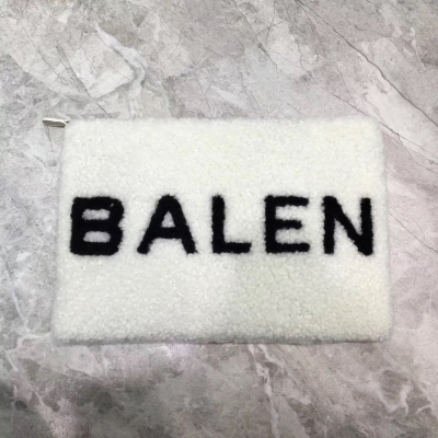 Balenciaga巴黎世家 最新款 羊羔毛字母手包，皮毛一體，內裡羊皮！字母也是做的非常完美！潮人必備款 造型隨便凹 尺寸：34*1.5*23