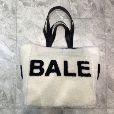 Balenciaga巴黎世家 新款羊羔毛 手拎/斜挎包太可愛了～ 大大的logo不得不被分成兩半，Balen不知道還以為是Baleno，＂Balenciaga＂桶包 必備新款時尚嗅覺一向靈敏的潮人們肯定不能錯過這款啦 大號