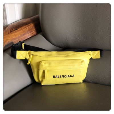 Balenciaga巴黎世家 酷勁十足的腰包兼胸包，蘊藏個性態度，為搭配注入無限潛力亮黃色風格，男女均可放心使用實用、潮流，百搭，夠酷夠帥的尺寸：32x17x5cm 原單進口小羊皮手感特別柔軟細膩 407黃色