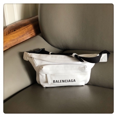 Balenciaga巴黎世家 酷勁十足的腰包兼胸包，蘊藏個性態度，為搭配注入無限潛力純白色風格，男女均可放心使用實用、潮流，百搭，夠酷夠帥的尺寸：32x17x5cm，原單進口小羊皮手感特別柔軟細膩 407白色