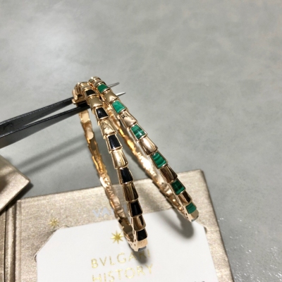BVLGARI寶格麗 蛇骨手鐲 品質好不好看細節看角度 每一節都那麼的立體乾淨，還有超級正的香檳金，細緻的車石 用心做細節