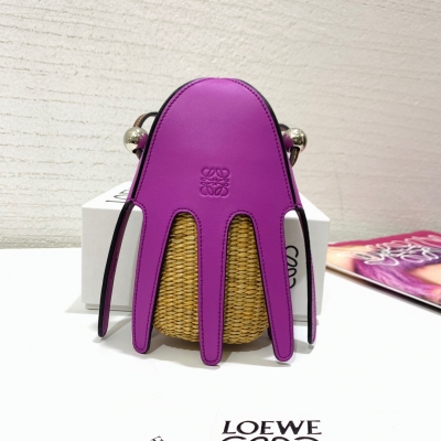 LOEWE羅意威 2020 Paula’s lbiza夏日度假系列，運用天然素材的傳統編織工藝編織而成，帶有一個章魚形的小牛皮滑動套，可斜挎或肩挎，其精緻而萌趣的單品時髦、百搭。款號89002，尺寸7*4*18cm