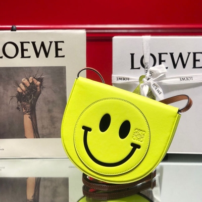 Loewe羅意威 楊冪 趙麗穎同款 Loewe Smiley 小黃人 笑臉包斜挎腰包 來了來了來了 潮男潮女最愛，尺寸:17.5*15*4.5cm,內置一個小口袋，三卡位，一枚以放手機的斜挎包/卡包/腰包的街拍神器！私定制