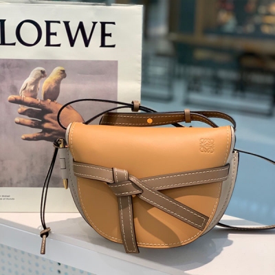 Loewe羅意威 Gate新色首發 專櫃最新 肉桂拼色 GATE BAG Loewe Gate 馬鞍包 蝴蝶結不僅是裝飾，也是包蓋的唯一插口。全包只有一個帶品牌精緻logo 的子彈頭式黃銅插鞘，沒有其他五金配件，完全是高大
