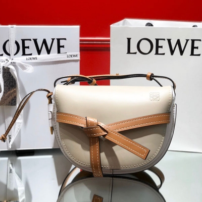 Loewe羅意威 Gate新色首發 專櫃最新 灰白配米白 GATE BAG Loewe Gate 馬鞍包 蝴蝶結不僅是裝飾，也是包蓋的唯一插口。全包只有一個帶品牌精緻logo 的子彈頭式黃銅插鞘，沒有其他五金配件，完全是高