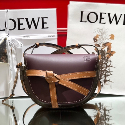 Loewe羅意威 專櫃同步新色 古典灰配酒紅 GATE BAG 小號 Loewe Gate 馬鞍包 蝴蝶結不僅是裝飾，也是包蓋的唯一插口。全包只有一個帶品牌精緻logo 的子彈頭式黃銅插鞘，沒有其他五金配件，完全是高大上的