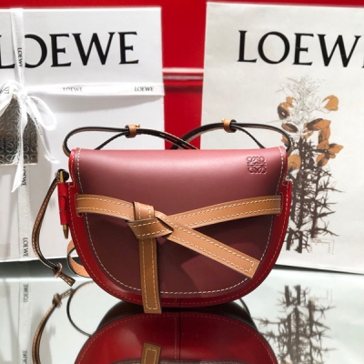 Loewe羅意威 專櫃同步新色 石榴紅配大紅 Loewe Gate 馬鞍包 蝴蝶結不僅是裝飾，也是包蓋的唯一插口。全包只有一個帶品牌精緻logo 的子彈頭式黃銅插鞘，沒有其他五金配件，完全是高大上的西歐傳統皮革工藝性和設計