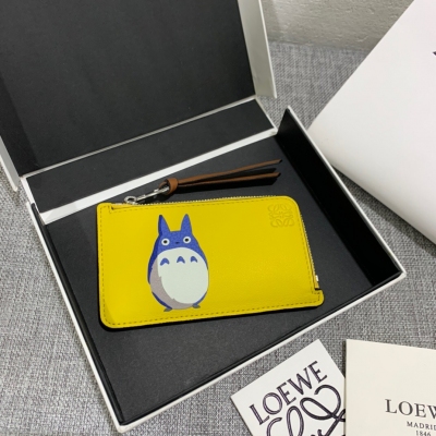 Loewe羅意威 限量款拉鍊小卡包“龍貓”系列出貨，選用經典小牛皮製作，採用精確的切割技術，以鑲嵌工藝製成，其靈動、精緻的設計，更加光彩奪目。款號3733 ， 尺寸13*7.5，（注意：由於龍貓圖案是手工鑲嵌拼接的， 有縫