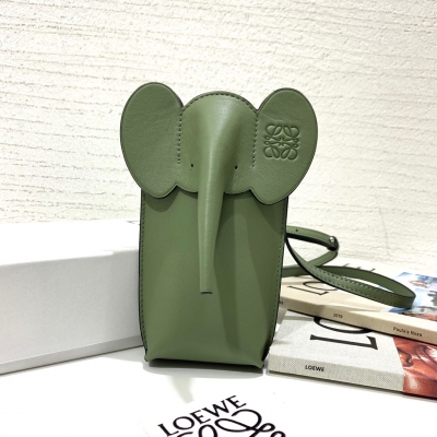 Loewe羅意威 超級賣萌的小象手機包出貨，採用小牛皮製成，可肩背或斜挎，調節肩帶。除了裝可愛之外還可以裝手機哦，容量也是杠杠的，款號89086，尺寸8*4*19
