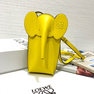 Loewe羅意威 超級賣萌的小象手機包出貨，採用小牛皮製成，可肩背或斜挎，調節肩帶。除了裝可愛之外還可以裝手機哦，容量也是杠杠的，，款號89086，尺寸8*4*19