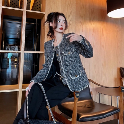 Chanel香奈兒 2022fw Vintage中古款tweed外套優雅率性的時髦單品 立體剪裁線條感十足 上身顯瘦有氣場 定制的黑金配色紐扣復古又高級 場合必備！贈送胸針防塵袋 SML