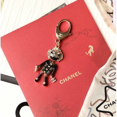 Chanel香奈兒 2022cc 小獅子鑰匙扣 超級限量版小獅子，哈哈哈真的是有點酷又很小香的一隻！最重要是設計很別致，左手小包右手小香logo，和兩隻帶著金色山茶花的小靴子都是可以動的，看起來又酷又超可愛！男女生都可以戴，買一隻男朋友和女