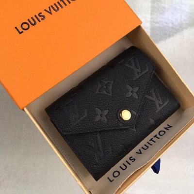 Louis Vuitton LV路易威登 M64060【特別介紹】海外特供（專櫃貨）錢夾採用奢華的壓紋皮革製作，風格時尚，而極為實用的設計確保信用卡與私人財物安全存放、取用便捷。尺寸：12X9cm