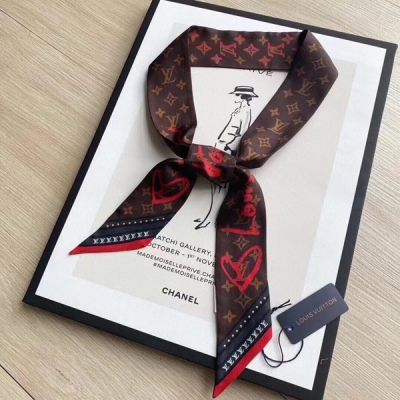 Louis Vuitton LV路易威登 Fall in Love BB 束髮帶飄帶以 Monogram 圖案和路易威登口紅標識成就雙面風尚。邊緣拋光金屬件承襲品牌制箱傳統。詳細特徵：120 x 5