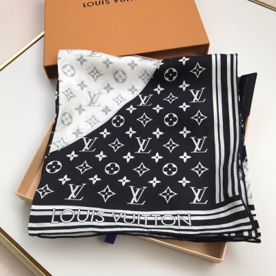 Louis Vuitton LV路易威登 極致女人味~LV設計真的是非常走心真的很好看的設計~各個年齡段都很適合，非常襯氣色高出鏡率單品及其舒服的蛋白質纖維-重磅級真絲斜紋提花印花LV方巾柔軟光滑 輕