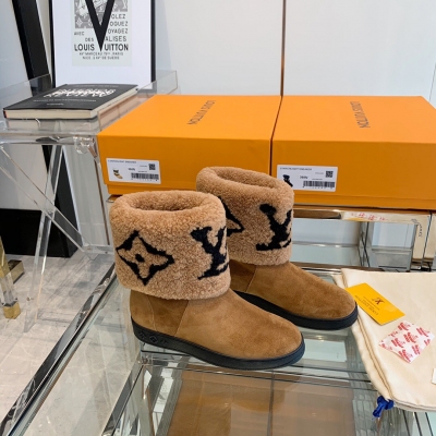 LOUIS VUITTON LV路易威登 2021新款皮毛一體雪地靴，代購版本，秋冬必備單品，拿到手上就知道質感多好了，鞋面進口進口羊皮毛一體，原版開模大底。碼數:35-40
