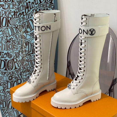 LOUIS VUITTON LV路易威登 2021秋冬新品靴款 基礎款的造型，融入立體膠字，極高辨識度和裝飾性，無敵時髦！甄選小牛皮材質，質感滿分，頂級品質！碼數35-41（40/41定制）長靴