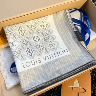 LOUIS VUITTON LV路易威登 各大專櫃在售 頂級斜紋真絲方巾 90x90cm 放大細節 展現出來的工藝 看得見的品質 均勻的圖案佈局讓人深深地感受到頂級品牌的品味 靈動的LV花紋充分延伸