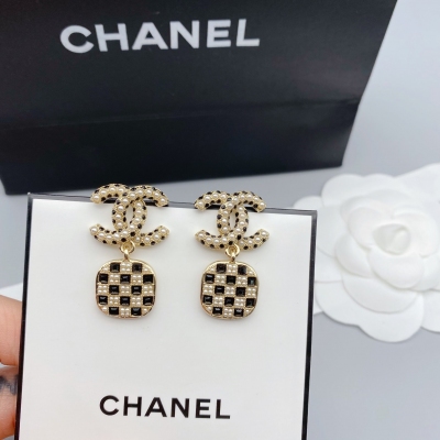 Chanel香奈兒 新款耳釘 可謂相當優秀了！經典雙C和圓珠與光面五金的完美結合，圓珠大小不一設計柔美又和諧、時髦又經典，質感美好、簡潔百搭。