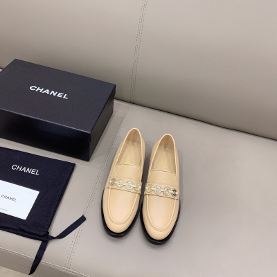 Chanel香奈兒 新款金幣扣樂福鞋 頂級品質，鞋面原版進口牛皮，原版開模金屬扣，內裡墊腳羊皮，義大利真皮大底，鞋底注塑防滑，碼數35-39（40/41定做）