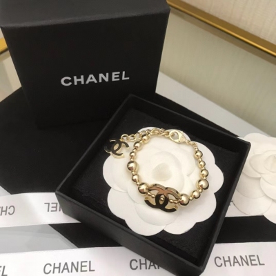 Chanel香奈兒 簡單大方 大牌金質感飽滿 ，搭配衣服超好看！