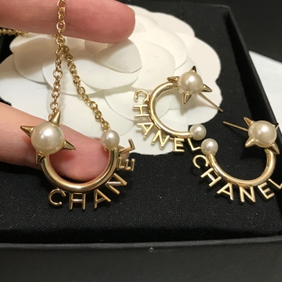 Chanel香奈兒 logo珍珠項鍊 以淺金色鏈條的設計搭配獨特的logo字母半圈造型結合琉璃珍珠有續點綴其間，柔美又和諧，設計簡潔又有範，剛柔並濟，時尚感十足！