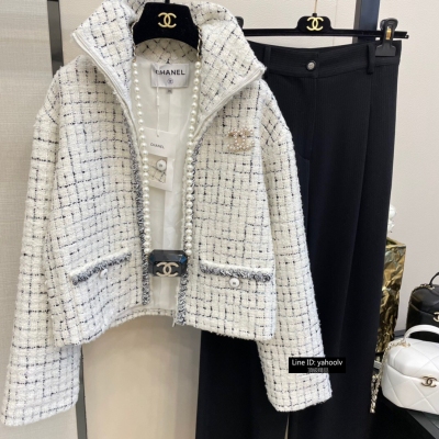 Chanel香奈兒 2021fw 秋冬最新款翻領拉鍊外套精緻優雅的名媛風 正真的休閒也高級 微闊的袖子舒適別致 搭配休閒西褲都好看 定制的花尼面料立體精緻 撞色織帶非常有層次感 手工亮片紐扣復古高級！白色系必入 現貨發售