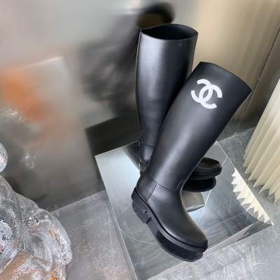 Chanel香奈兒 Vintage 中古雨靴系列 鞋的材質是橡膠，墊腳羊皮，內裡絨布貼合不粘腳。防水雨靴，一年四季都可以穿。Size:36-40