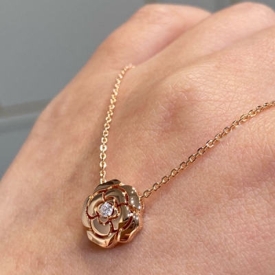 Chanel香奈兒 香奶奶玫瑰金山茶花項鍊～camelia系列18k金奢華珠寶。香家的山茶花不只是一朵花，它是靈感之源，極富曲線的美感，塑造出動人的百變珠寶。360°無死角的拋光，花瓣層次感超級立體、精緻，鑽石全手鑲，耳環的鑲法也是18k金