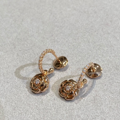 Chanel香奈兒 香奶奶玫瑰金山茶花耳環～camelia系列18k金奢華珠寶。香家的山茶花不只是一朵花，它是靈感之源，極富曲線的美感，塑造出動人的百變珠寶。360°無死角的拋光，花瓣層次感超級立體、精緻，鑽石全手鑲，耳環的鑲法也是18k金