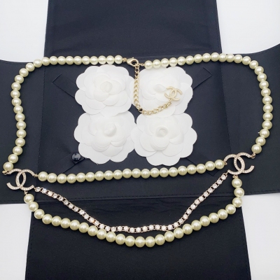 Chanel香奈兒 新款珍珠腰鏈 雙層飽滿的琉璃珍珠搭配單層水晶，兩邊以經典雙C連接起來。精緻美觀。做工精緻，整體造型優雅出眾，同時融合眾多元素，設計感十足。