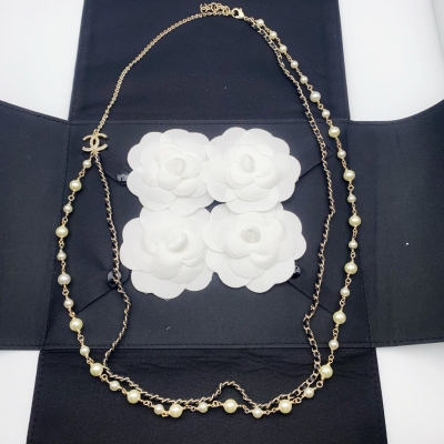 Chanel香奈兒 新款珍珠腰鏈 雙層飽滿的琉璃珍珠搭配單層水晶，兩邊以經典雙C連接起來。精緻美觀。做工精緻，整體造型優雅出眾，同時融合眾多元素，設計感十足。