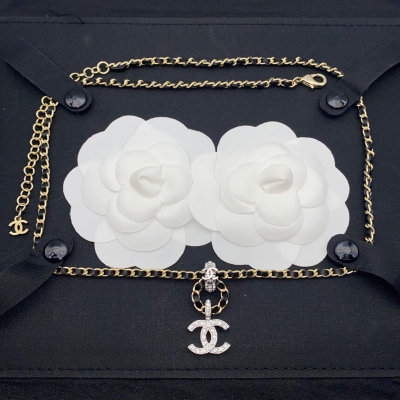Chanel香奈兒 新款項鍊 雙層飽滿的琉璃珍珠搭配單層水晶，兩邊以經典雙C連接起來。精緻美觀。做工精緻，整體造型優雅出眾，同時融合眾多元素，設計感十足。