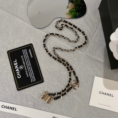 Chanel香奈兒 新款耳機鏈 這款相對之前幾款 就比較簡單啦 皮穿鏈 經典再經典