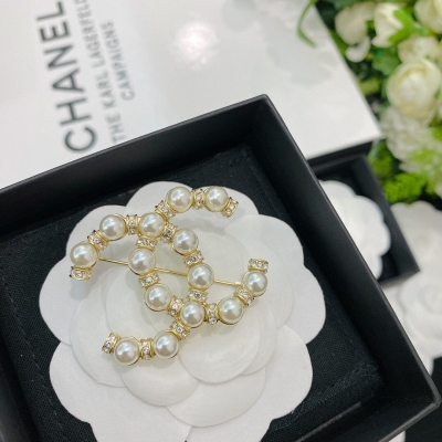 Chanel香奈兒 新款胸針。珠鑽胸針讓它越發獨特、時髦 黃銅材質