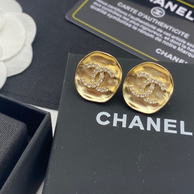 Chanel香奈兒 新款耳釘 五金相結合經典雙C 率性幹練，優雅時尚。凸顯鮮明個性 俐落而又極具創意