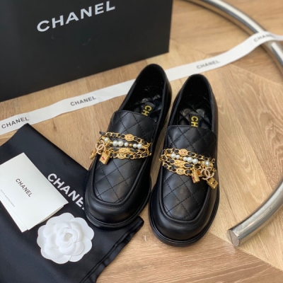 Chanel香奈兒 新款鏈條樂福鞋，頂級品質，如此精緻復古的小皮鞋太可了！經典的鏈條加復古小吊墜，這是香家的味道，小羊皮材質，上腳很軟，搭配半筒襪子，妥妥的歐式復古風 Size:35-40