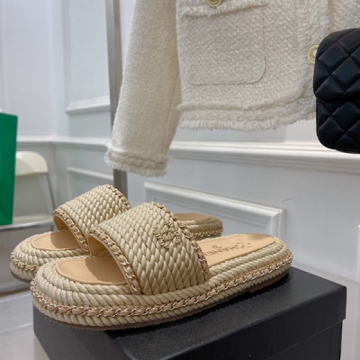 Chanel香奈兒 春夏新款編織拖鞋，鞋面採用進口羊絨手工編織+穿皮鏈條設計。水染羊皮內裡和墊腳，原版開模大底。Size：35-41（40.41定做）