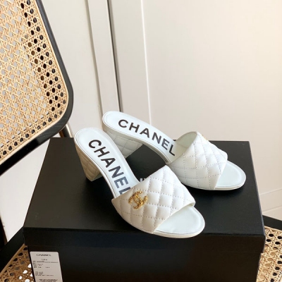 Chanel香奈兒 新款粗跟拖鞋，歷經一月拆卸調試現在終於出貨了，鞋面菱格牛皮+金色logo，內斂低調奢華並且瘦腿，墊腳羊皮，原版真皮大底，size 35-41（40/41定制）