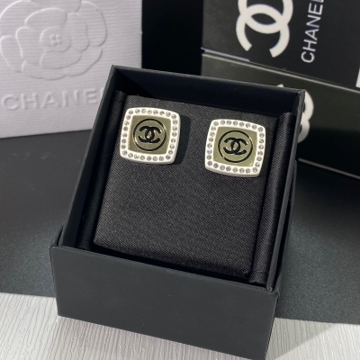Chanel香奈兒 新款兩邊以經典雙C連接起來。精緻美觀。做工精緻，整體造型優雅出眾，同時融合眾多元素，設計感十足。