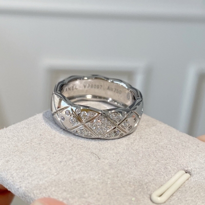 Chanel香奈兒 Coco戒指，窄版帶鑽，我們做的是正品一對一版，和正品所有細節達到一致！包括戒指內壁的凹槽，視覺上會顯得很有質感，我們對戒指進行360拋光，使得即使有凹槽也會佩戴的非常舒適 外圈層的菱格紋是用最堅硬的鑽石刀雕刻形成漸變的