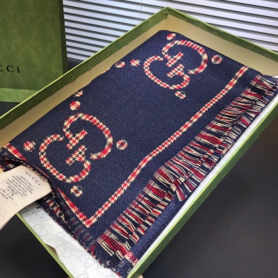 GUCCI古馳 經典GG圖案是品牌在30年代開始使用的標誌性元素之一，歷經近一個世紀的發展依然為品牌探索全新表達提供靈感。在這款羊毛圍巾上，它以誇張的方式呈現。尺寸47*180cm