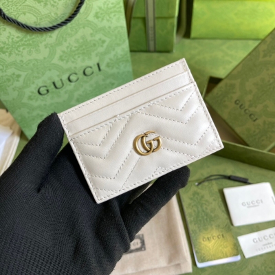 GUCCI古馳 令人欲罷不能的卡包你收了嗎？GG Marmont系列，優雅精巧的設計可是俘獲了不少少女的芳心！同時也是全球達人必備的百搭單品！超級贊！型號：443127。尺寸：10*7cm。顏色：白色/全皮。配全套原廠綠盒包