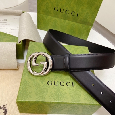 GUCCI古馳 這款皮革腰帶搭配經典G搭扣，其外觀源自70年代Gucci典藏設計，這一時期的流行元素對品牌美學風格影響甚深 40mm 寬
