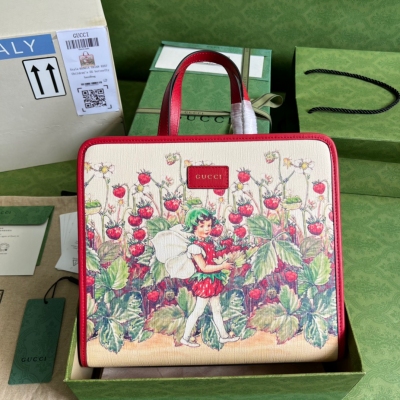 GUCCI古馳 GG U6IAN Fredrick Warne的精選版畫回顧了兒童故事書中的印刷品，在整個Gucci Love Parade系列中創造了一個神奇的世界。異想天開的印花出現在頂部手提包上。被草莓包圍的仙女的俏皮