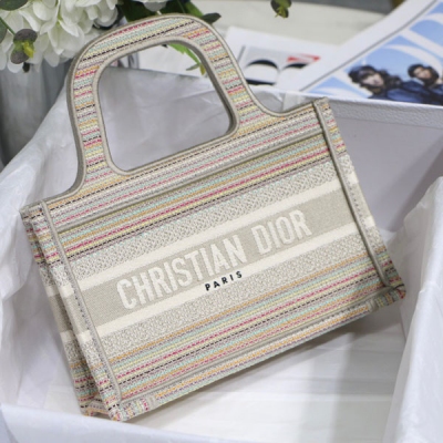 Dior迪奧 彩條 D Mini Book tote 復古又時髦的凹造型單品 精湛的刺繡工藝完美呈現 隨手一搭就能給搭配帶來亮點 這款mini號太闊愛了！ 小小的包型裝點零碎的小東西也很方便呐 誰用誰時髦 稀飯高顏值的小仙女必入噢 M128