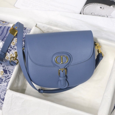 Dior迪奧 2021 BOBBY全皮系列 中號復古藍 在出自瑪麗亞·嘉茜婭·蔻麗（Maria GraziaChiuri）之手的二零二零秋裝系列發佈之際，推出了新款BOBBY手袋 糅合經典與時尚，巧妙地向Christian Dior的愛犬致