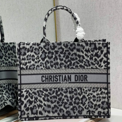 Dior迪奧 CD 灰色豹紋 大號 Dior book tote 購物袋 這款Book Tote手袋靈感來自女裝創意總監瑪麗亞·嘉茜婭·蔻麗（Maria Grazia Chiuri）是體現Dior審美的主打產品。可收納各種日常用品，全新演繹