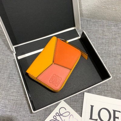 Loewe羅意威 Puzzle拼接拉鍊小卡包出貨，選用經典小牛皮製成，內有信用卡位，精緻、時尚。款號3685，尺寸11*8.5